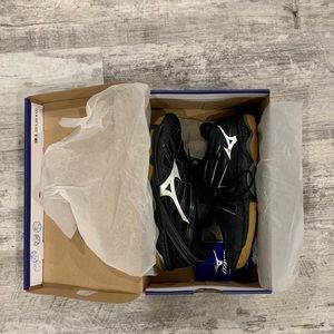 mizuno volleyball shoes ( great gift to athletes )